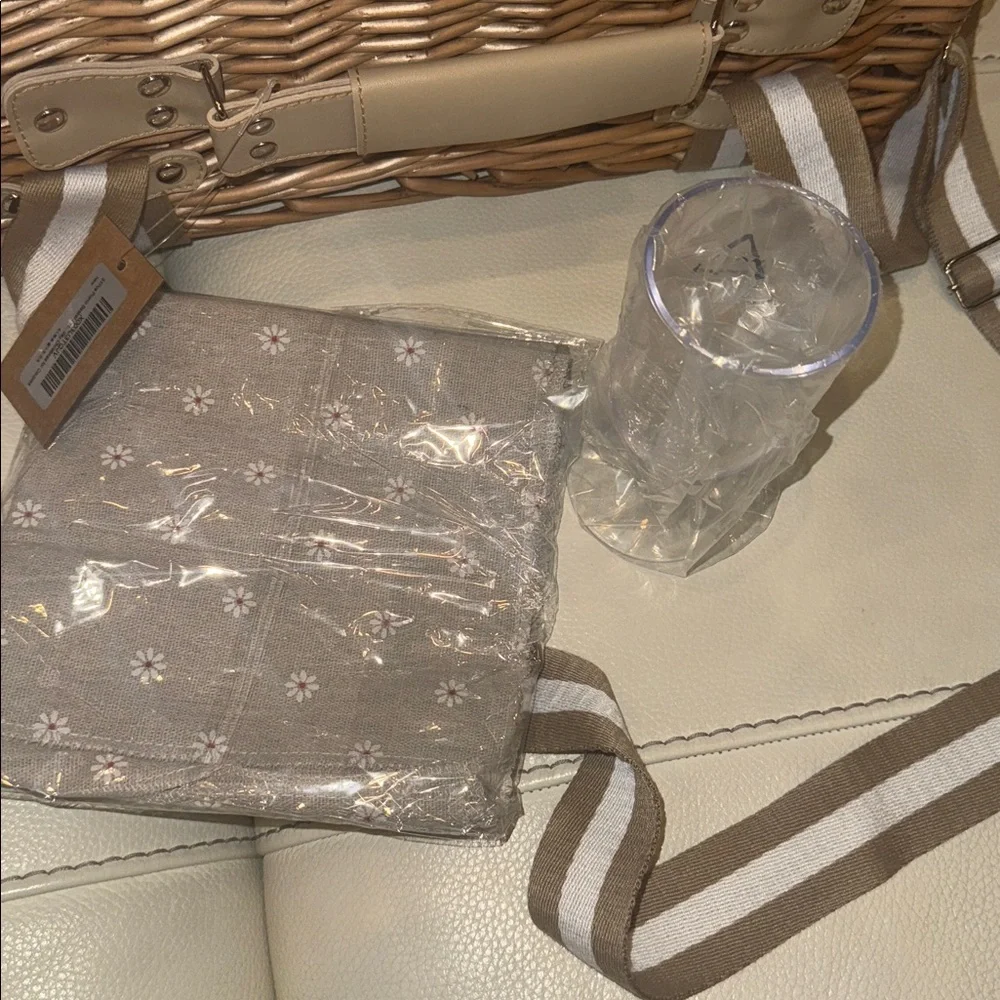 Picnic Basket Set for 4 w/‎ Insulated Liner Waterproof Blanket